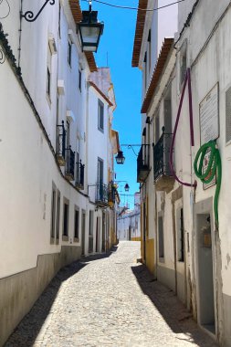Evora, Portekiz: 09 / 05 / 2021: Portekiz 'in Evora kentindeki güzel eski konut binalarıyla sokak manzarası