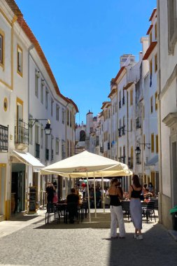 Evora, Portekiz: 09 / 05 / 2021: Evora, Portekiz 'deki Giraldo meydanının manzarası