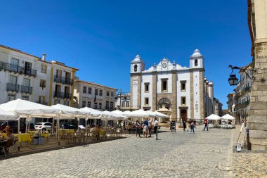 Evora, Portekiz: 09 / 05 / 2021: Evora, Portekiz 'deki Giraldo meydanının manzarası