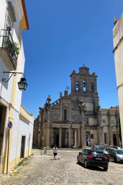 Evora, Portekiz: 08 / 06 / 2021: Portekiz 'in Evora kentindeki eski katedralin avlusuna bakın