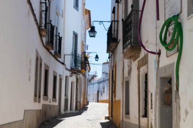 Evora, Portekiz: 09 / 05 / 2021: Portekiz 'in Evora kentindeki güzel eski konut binalarıyla sokak manzarası