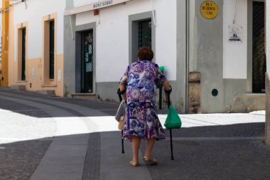 Evora, Portekiz: 09 / 05 / 2021: Portekiz 'in Evora kentindeki güzel eski konut binalarıyla sokak manzarası