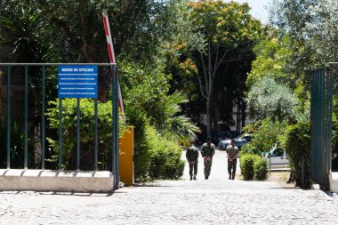 Evora, Portekiz: 09 / 05 / 2021: Portekiz 'in Evora kentindeki güzel eski konut binalarıyla sokak manzarası