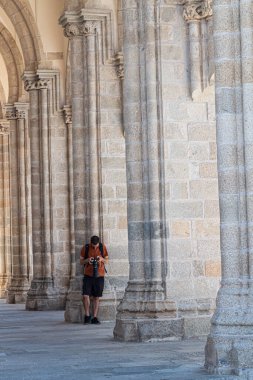 Evora, Portekiz: 08 / 06 / 2021: Portekiz 'in Evora kentindeki eski katedralin avlusuna bakın