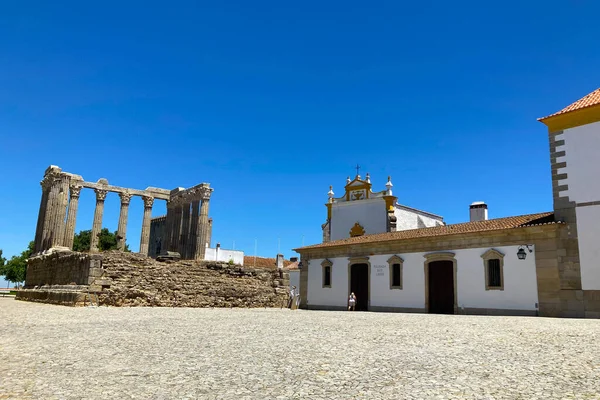 Evora, Portekiz: 09 / 06 / 2021: Eski Portekiz 'in Evora kentindeki Antik Roma tapınağı Diana. UNESCO Dünya Mirası Alanının Tarihi Harabeleri
