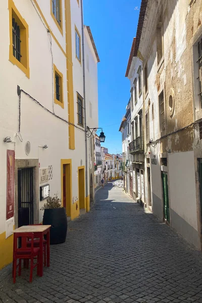 ポルトガルのエヴォラ 2021 ポルトガルのエヴォラ市にある美しい古い住宅街を眺めながら 人々が日常生活を送る風景 — ストック写真