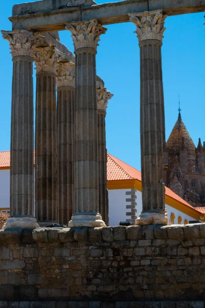 葡萄牙埃沃拉 2021年6月9日 葡萄牙埃沃拉老城的古罗马黛安娜神庙 教科文组织世界遗产遗址的一部分 — 图库照片