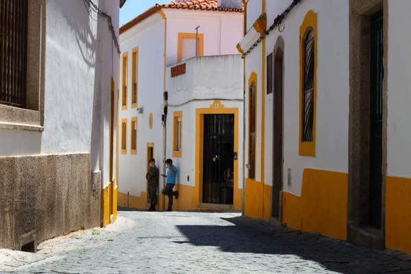 Эвора Португалия 2021 Вид Улицу Красивыми Старыми Жилыми Зданиями Городе — стоковое фото