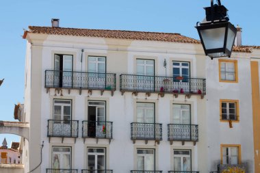 Evora, Portekiz: 09 / 05 / 2021: Portekiz 'in Evora kentindeki güzel eski konut binalarıyla sokak manzarası