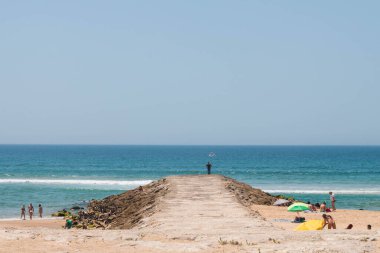 Caparica, Portekiz: 09 / 05 / 2020: Bir çok insanın Caparica, Portekiz 'de dinlendiği kumlu bir plajın büyüleyici bir görüntüsü