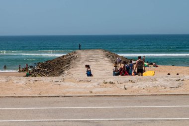 Caparica, Portekiz: 09 / 05 / 2020: Bir çok insanın Caparica, Portekiz 'de dinlendiği kumlu bir plajın büyüleyici bir görüntüsü