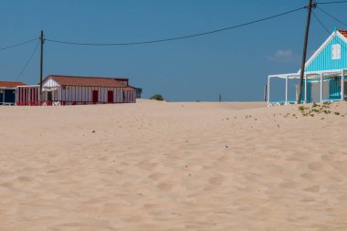 Portekiz, Lizbon 'daki Costa da Caparica sahilindeki karakteristik ahşap ev.