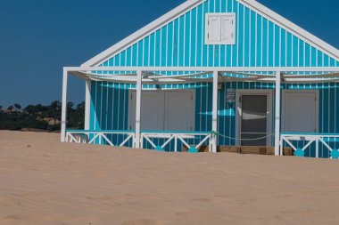 Portekiz, Lizbon 'daki Costa da Caparica sahilindeki karakteristik ahşap ev.