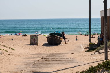 Caparica, Portekiz: 09 / 05 / 2020: Bir çok insanın Caparica, Portekiz 'de dinlendiği kumlu bir plajın büyüleyici bir görüntüsü