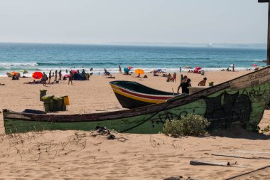 Caparica, Portekiz: 09 / 05 / 2020: Bir çok insanın Caparica, Portekiz 'de dinlendiği kumlu bir plajın büyüleyici bir görüntüsü