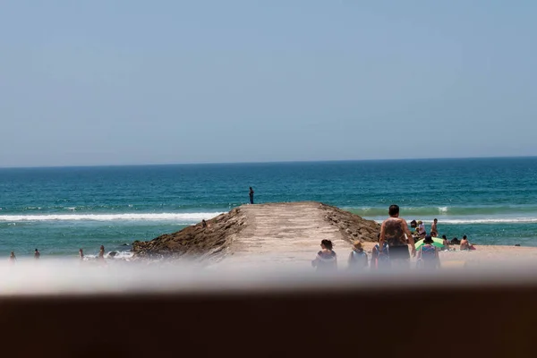 Caparica Portugalsko 2020 Okouzlující Výhled Písečnou Pláž Mnoha Lidmi Odpočinku — Stock fotografie