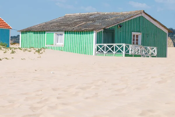 Karaktäristiskt Trähus Längs Strandkanten Vid Costa Caparica Lissabon Portugal — Stockfoto