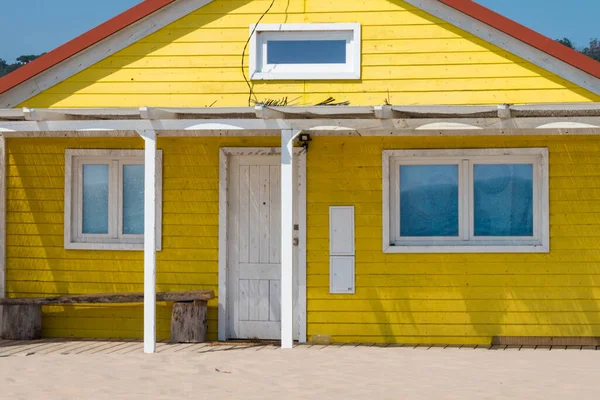 Charakteristický Dřevěný Dům Podél Pláže Costa Caparica Lisabonu Portugalsko — Stock fotografie