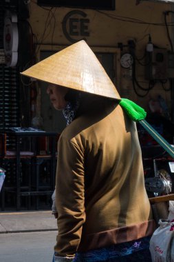 Ho Chi Minh şehri, Vietnam - 7 Şubat 2021: Ho chi Minh, Vietnam 'ın merkezinde yürüyen insanlar, kalabalık caddelerde motosikletli, dükkanlı ve parklı insanlar