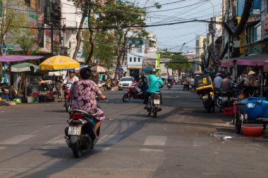 Ho Chi Minh Şehri, Vietnam - 08-06-2019: Bitexco Finans Kulesi manzaralı çok sayıda otel, bar ve dükkan tabelalı Bui Vien Caddesi 'nin renkli perspektifi