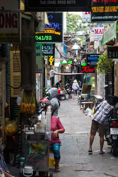 Ho Chi Minh şehri, Vietnam - 7 Şubat 2021: Ho chi Minh, Vietnam 'ın merkezinde yürüyen insanlar, kalabalık caddelerde motosikletli, dükkanlı ve parklı insanlar