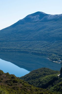 Lapataia Körfezi manzarası, Tierra del Fuego. Ushuaia, Arjantin 'deki Atlantik Okyanusu manzarası.