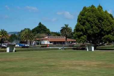 Rotorua, Yeni Zelanda: 09 Mayıs 2018: güzel hükümet bahçesi ve antik hamam çevresindeki günlük yaşam