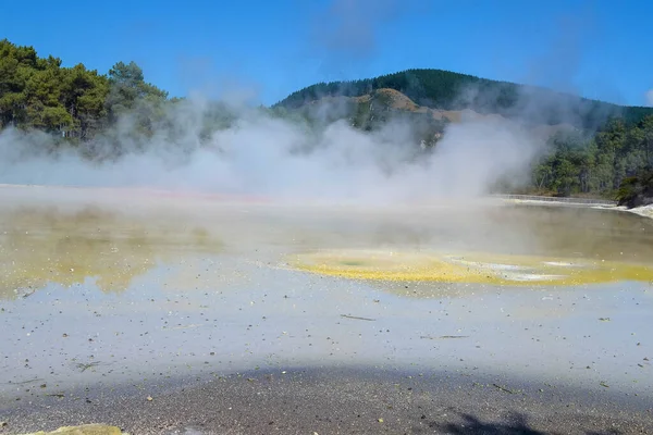 熱の不思議の国ニュージーランドのワイオタプ火山活動による熱い沸騰した泥と硫黄泉の地熱景観 — ストック写真