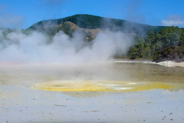 Paisagem Geotérmica Com Lama Ebulição Quente Nascentes Enxofre Devido Atividade — Fotografia de Stock