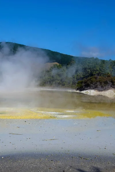 熱の不思議の国ニュージーランドのワイオタプ火山活動による熱い沸騰した泥と硫黄泉の地熱景観 — ストック写真