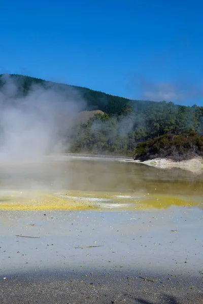 Paisagem Geotérmica Com Lama Ebulição Quente Nascentes Enxofre Devido Atividade — Fotografia de Stock