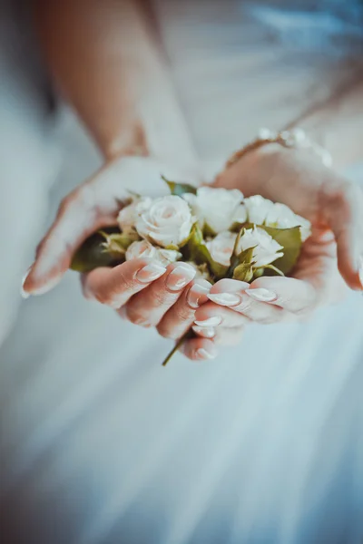 hold flowers in hands