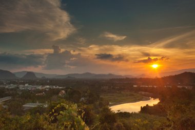 Dağlarda günbatımı görmek