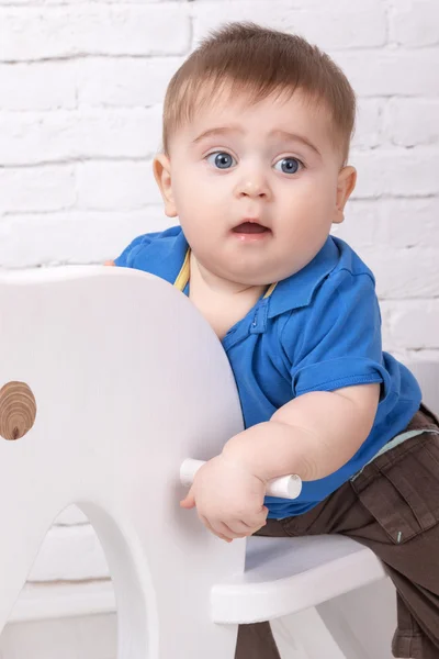 Dulce niño está sentado a caballo —  Fotos de Stock