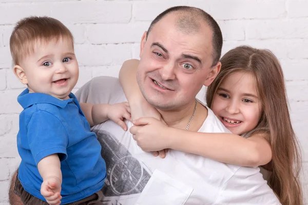 Papá torturado con niños en sus manos —  Fotos de Stock