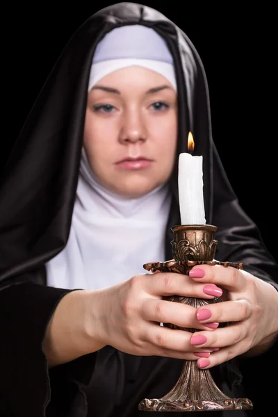 用一支燃烧的蜡烛修女 — 图库照片
