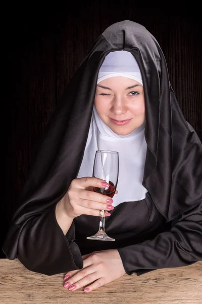 Winking nunna med vin — Stockfoto