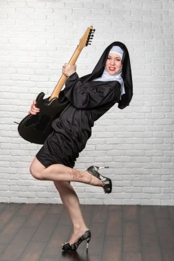 Rahibe bir gitar ile