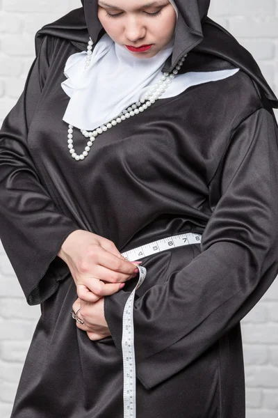 修道女対策腰ボリューム — ストック写真