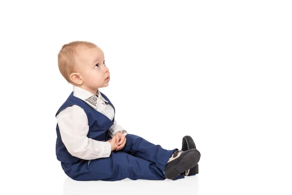 Retrato de niño sentado y mirando hacia arriba —  Fotos de Stock