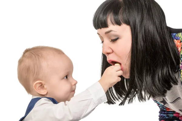 Criança alimenta sua mãe — Fotografia de Stock