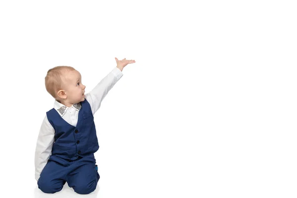 Kid sits and shows in side — Stock Photo, Image