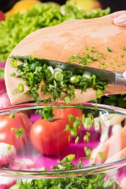 Kesme soğan salata içine