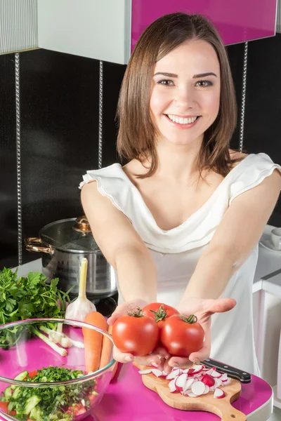 Mujer ofrece tomates —  Fotos de Stock
