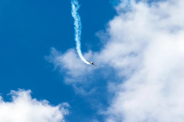 Aircraft shows tricks — Stock Photo, Image