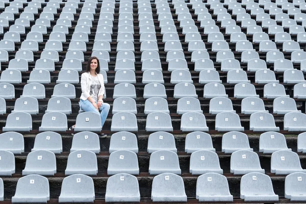 Mulher solitária no estádio — Fotografia de Stock