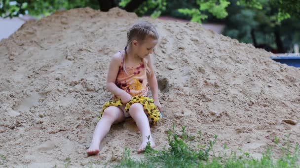 Meisje met spelen in een zandbak — Stockvideo