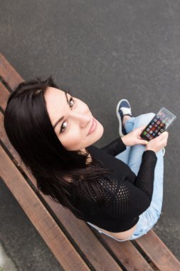 Kız, telefonunuzla bir bankta