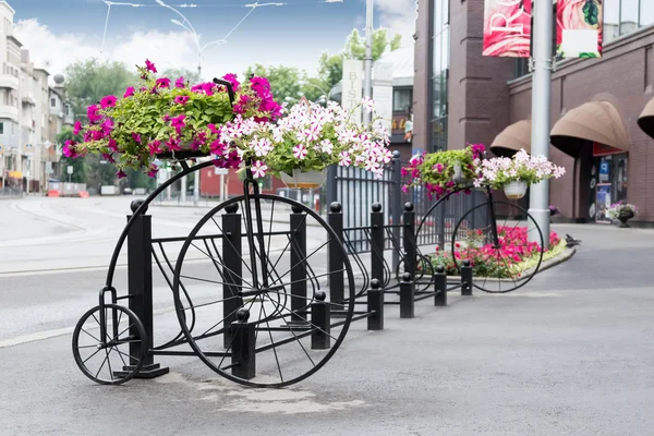 꽃과 빈티지 장식 자전거 — 스톡 사진