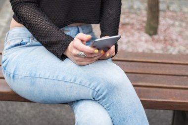 Kız senin smartphone ile bankta